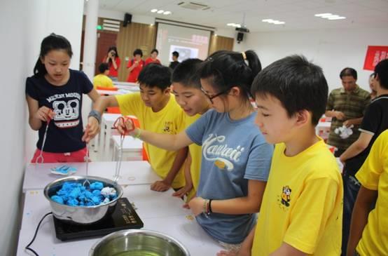 营员们在学习扎染艺术