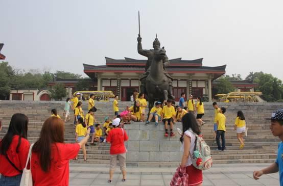 营员们在徐州参观楚王陵