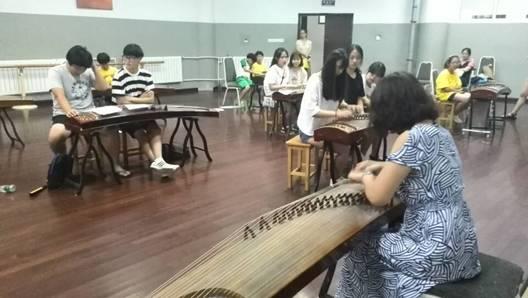 营员们在学习古筝演奏